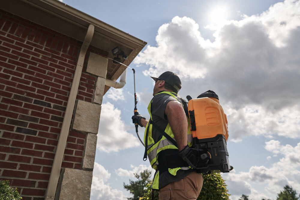 DEWALT 20V MAX Cordless Backpack Sprayer – 4 Gallon Kit with 2Ah Battery & Charger, DXSP190681