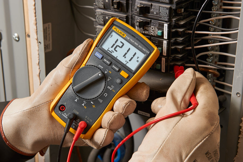 Fluke 115 True-RMS Digital Multimeter – AC/DC to 600V, 10A Current, Resistance & Capacitance, with Holster & Leads