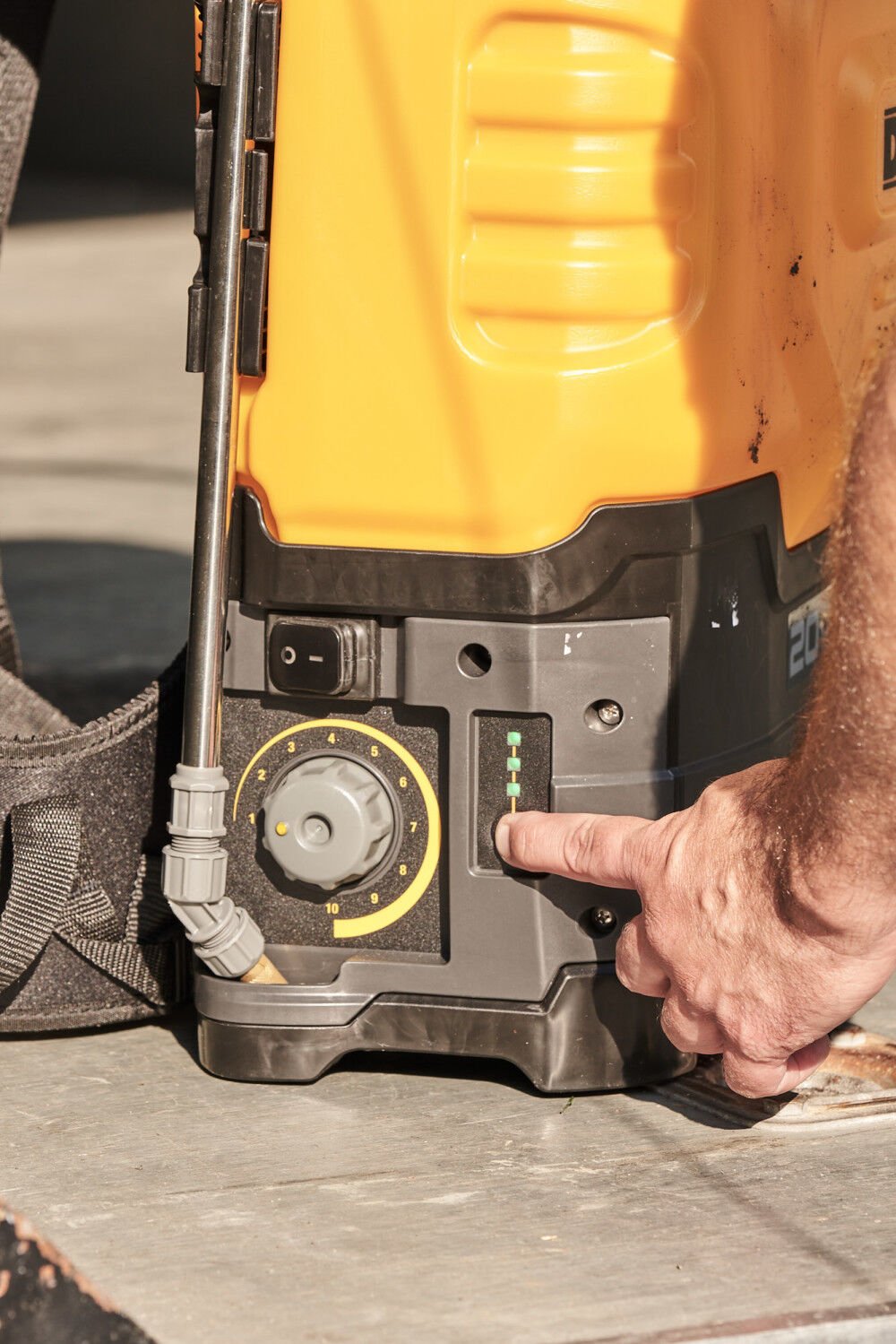DEWALT 20V MAX Cordless Backpack Sprayer – 4 Gallon Kit with 2Ah Battery & Charger, DXSP190681
